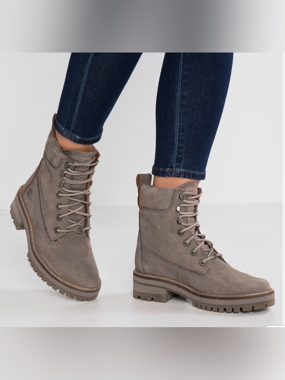Timberland Women's Courmayeur Valley, specifically the Taupe Nubuck - size 9.5